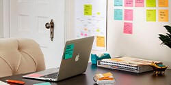 Computadora y notas adhesivas Post-it sobre escritorio.

