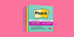 Imagen de producto en fondo rosa con notas adhesivas Post-it.
