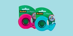 Imagen de producto en fondo azul con Cinta Mágica Cool Colors Scotch azul y rosa.